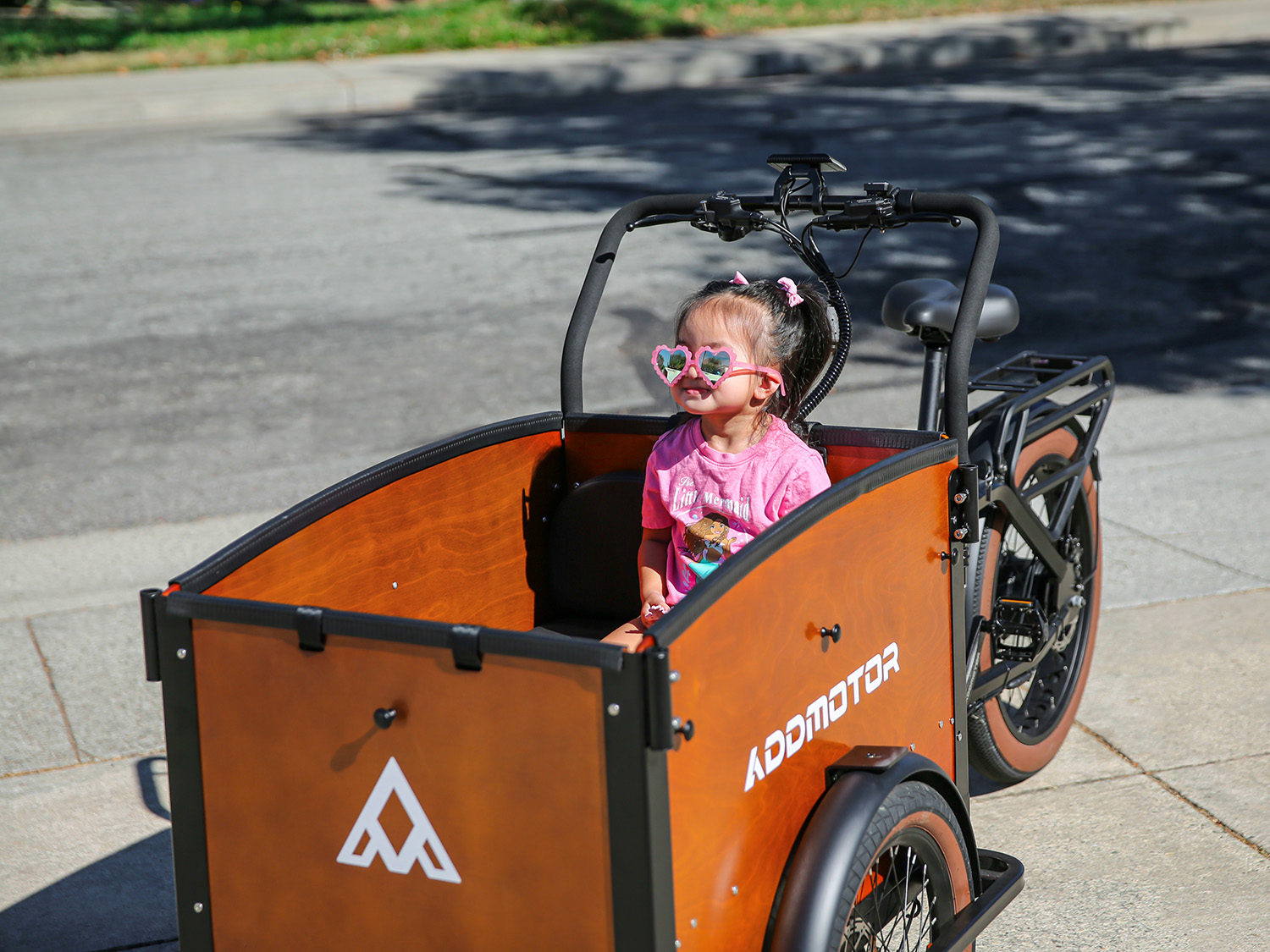 use an electric cargo trike bike carry my girl to have a fun ride